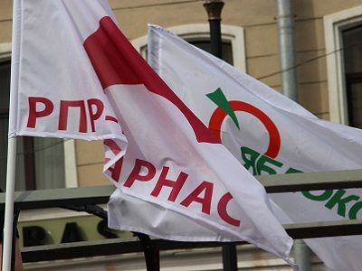 Флаги партий "ПАРНАС" и "Яблоко". Источник - gubernator47.ru